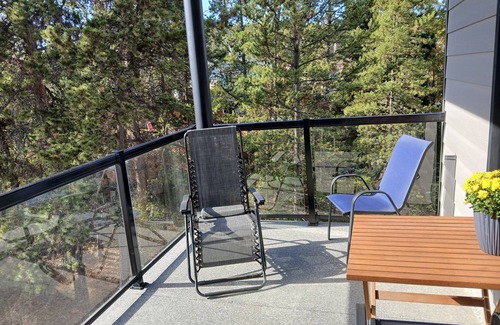 Whitehorse Condominio | Home away from Home. Recent secure building. Completely equipped kitchen.