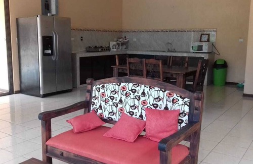 La Cruz Apartamento | ¡Hogar lejos del hogar! ¡Acogedor, limpio y seguro hotel a minutos de la hermosa playa!
