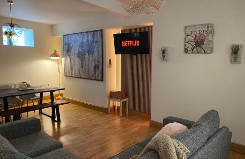 Cwmbrwla Casa | Home away from Home - Eaton house