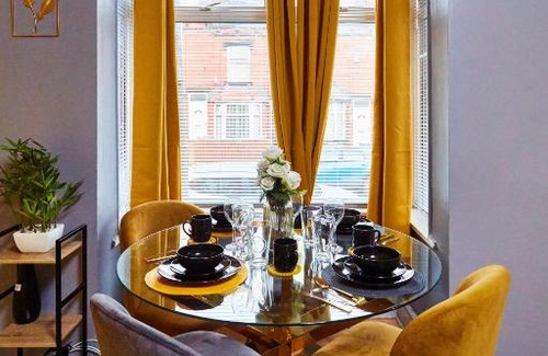 Beeston Casa | Home away from Home Entire 2 bedroom house