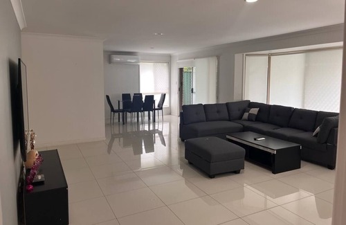 Calamvale Casa | Home away from Home- Fit for family or single-Business or leisure