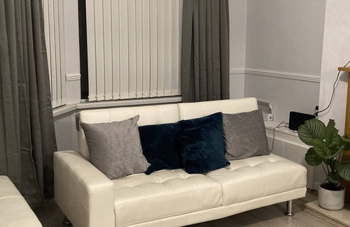 Liverpool Casa | Home away from Home: welcoming 2 bed whole house in North Liverpool near Aintree
