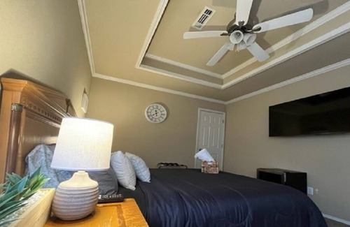Shannon Hills Cama Y Desayuno | Home Away From Home Master Bedroom - Right Off I-30
