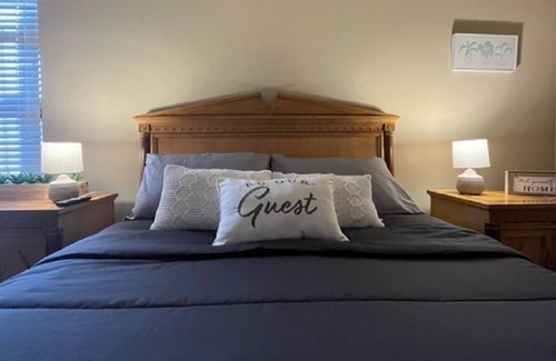 Shannon Hills Cama Y Desayuno | Home Away From Home Master Bedroom - Right Off I-30