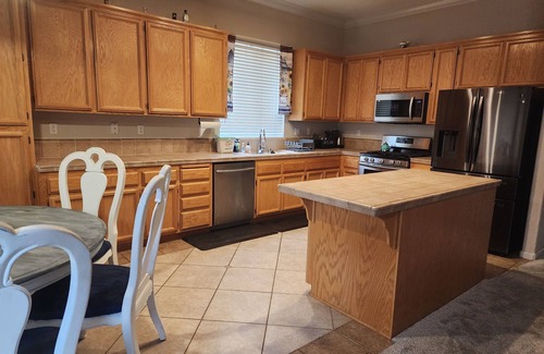 Elk Grove Casa | Home Away From Home! Family Friendly near popular attractions in Elk Grove!