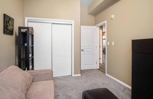 North Central Edmonton Apartamento | Home Away from Home Peaceful Gateway Wifi,UGprkg