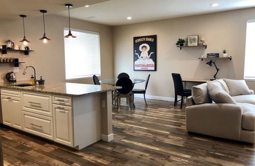 Longmont Apartamento | Hogar lejos del hogar. Apartamento en el sótano espacioso y tranquilo.