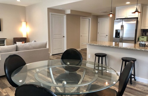 Longmont Apartamento | Hogar lejos del hogar. Apartamento en el sótano espacioso y tranquilo.