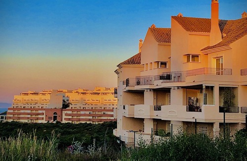 Castillo de Sabinillas Condominio | Alquiler de ático familiar en la playa y el golf cerca de Estepona, el puerto, en La Duquesa