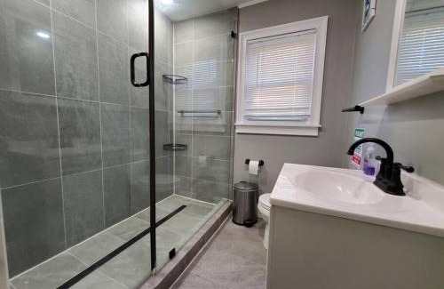 Niagara Falls Casa | Home Away From Home on LaSalle - 3 bd 2 bth Slps 6