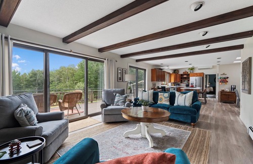 Oxford Casa | Home Away from Home with Mountain Views over Oxford Hills