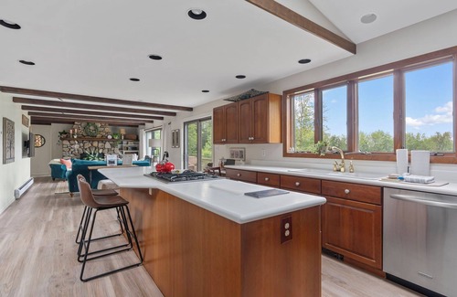 Oxford Casa | Home Away from Home with Mountain Views over Oxford Hills