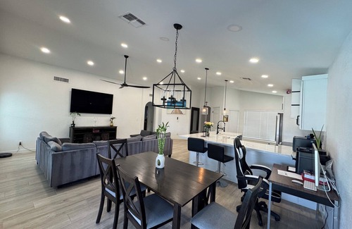 Mira Loma Casa | Home Away from Home 6 beds