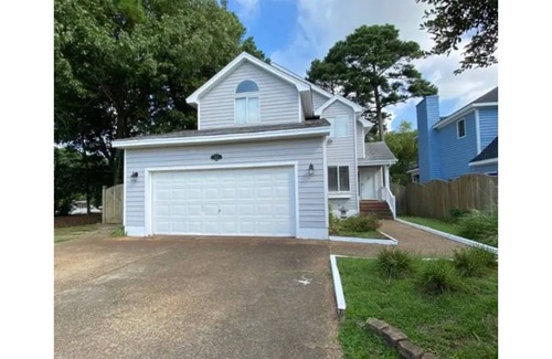Dam Neck Casa | Home Blocks away from Beach!