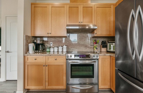 Birdland Casa | Home Ensuite With Panoramic City View