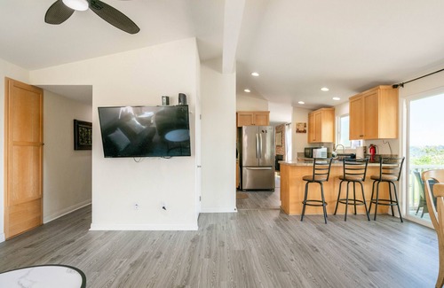 Birdland Casa | Home Ensuite With Panoramic City View