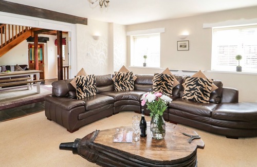 Saint Asaph Cabaña | Home Farm, ST ASAPH