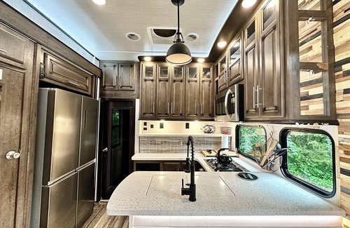 Gladeville Casa | Home for 8 King Bed near BNA & Nashville SUP Speedway mins from Downtown
