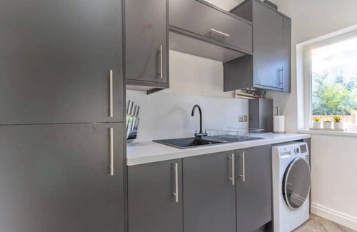 Oldbury Casa | Home for Contractor/Families close to Birmingham City Centre & Attractions & M5