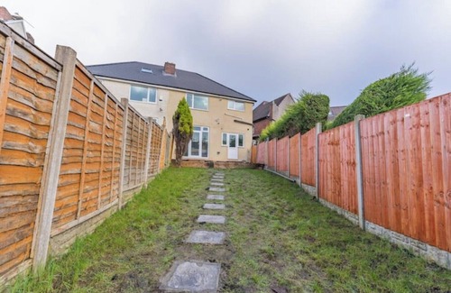 Oldbury Casa | Home for Contractor/Families close to Birmingham City Centre & Attractions & M5