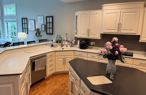 Neenah Casa | Home for EAA Week! Pool, HotTub and Much More to Relax before or after Airshow!