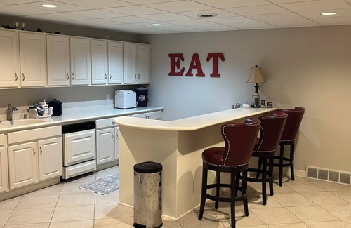 Neenah Casa | Home for EAA Week! Pool, HotTub and Much More to Relax before or after Airshow!