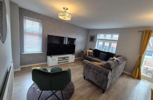 Burslem Casa | Home from home - ample parking