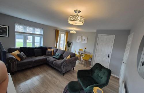 Burslem Casa | Home from home - ample parking