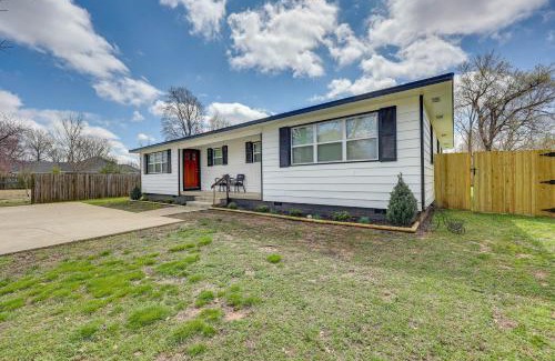 Downtown Casa | Home Grassy Yard, Walk to Bentonville Square