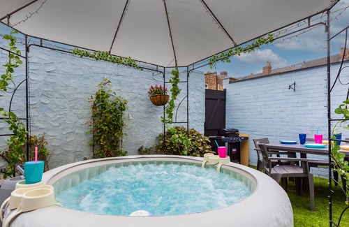 Liverpool Villa | Home in Anfield+hot tub+Free Parking Sleeps 11!