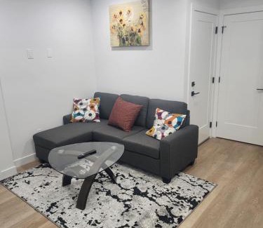 Northwest Calgary Apartamento | Home in Calgary