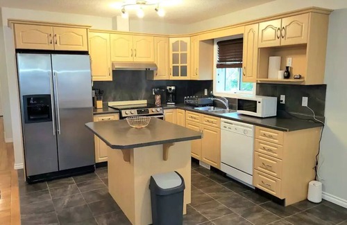 North Central Edmonton Apartamento | Home in Downtown Edmonton - 2 Beds & Office Space