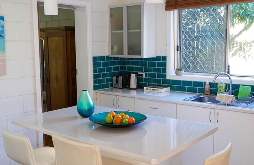 Emerald Beach Casa | Estudio en Esmeralda con desayuno, entre Brisbane y Sydney, admite mascotas.