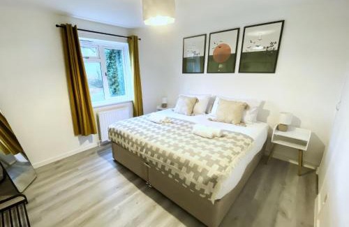 Rushmoor District Casa | Home in Farnborough with Free Parking, Wifi & Netflix