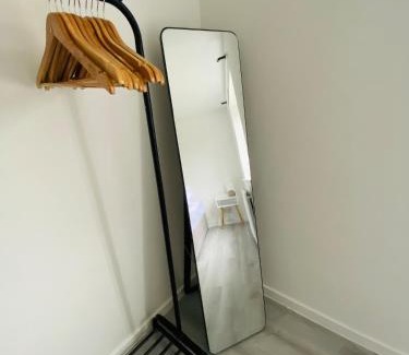 Rushmoor District Casa | Home in Farnborough with Free Parking, Wifi & Netflix