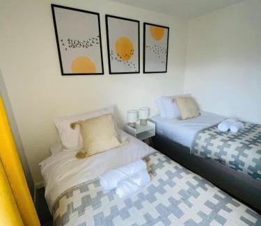 Rushmoor District Casa | Home in Farnborough with Free Parking, Wifi & Netflix
