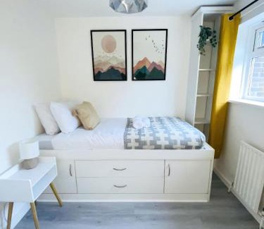 Rushmoor District Casa | Home in Farnborough with Free Parking, Wifi & Netflix
