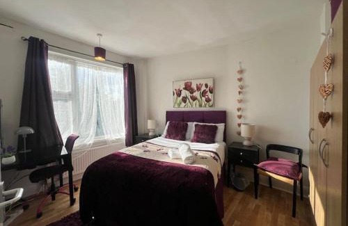 Brunswick Park Apartamento | Home in London, N14 nearby Trent Park and Alexandra Palace