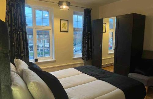Brunswick Park Apartamento | Home in London, N14 nearby Trent Park and Alexandra Palace