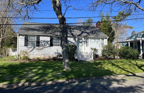 Mattapoisett Center Casa | Home in Mattapoisett Village, walk to beach, town, pub/Inn general store.