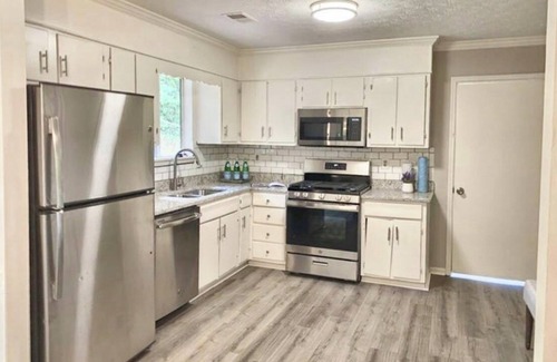 Norcross Casa | ☀️Home in Norcross ⚡️Nicknamed “House on a Hill” 🏡 Long Term Stay Welcome!