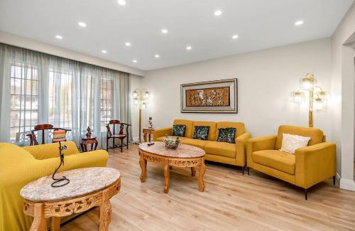 Mississauga Casa | Home in Serene Suburbia 905