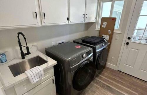 Fresno Casa | Home in the City: 4BR Fresno Retreat w POOL