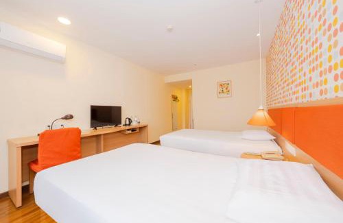 Yuzhong Hotel | Home Inn Chongqing Lianglukou Station