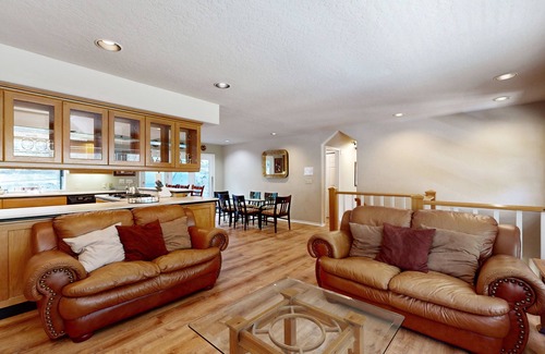 Upper Kingsbury Casa | Home minutes to lodge & lifts with private hot tub & fireplace, sleeps 8
