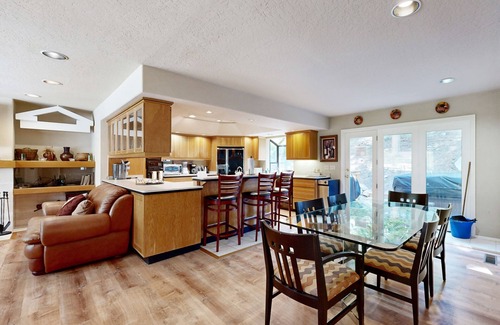 Upper Kingsbury Casa | Home minutes to lodge & lifts with private hot tub & fireplace, sleeps 8