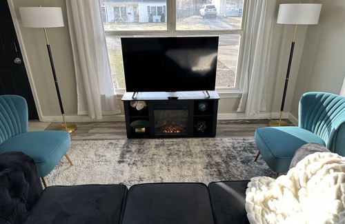 Hazelwood Casa | Home near Airport and Highway!