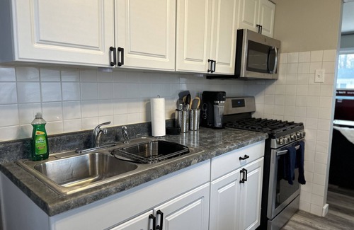 Hazelwood Casa | Home near Airport and Highway!