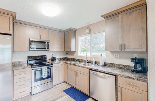Coos Bay Casa | Home near the ocean with wood stove, large yard, washer/dryer, streaming, patio
