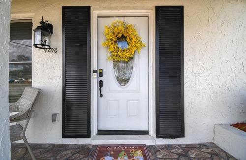 Spring Hill Casa | Home Near Weeki Wachee, King Bed, Huge Backyard
